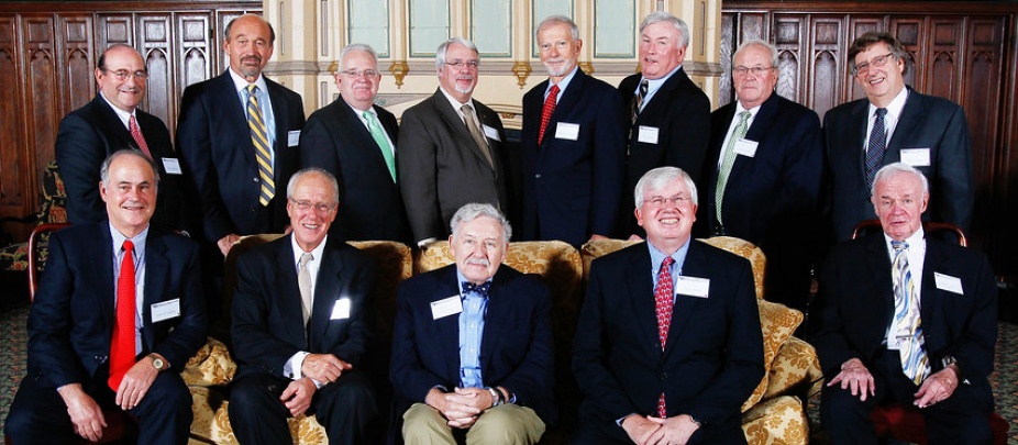 group of alumni posing for their photo. 