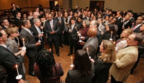 photo of candle ceremony at the students of color dinner. 