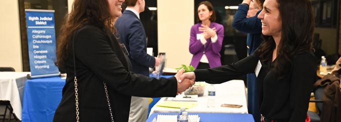 Brent Wilson ‘76, Partner at Elarbee, Thompson, Sapp & Wilson LLP, talking with students at a Network the Nation mentoring session. 