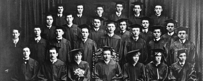 black and white photo of the UB School of Law class of 1915. 